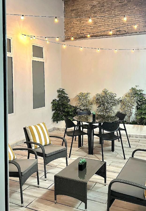 Апартаменты New! Renovated, Centrally Located, Private Entrance, Terrace Валенсия Экстерьер фото