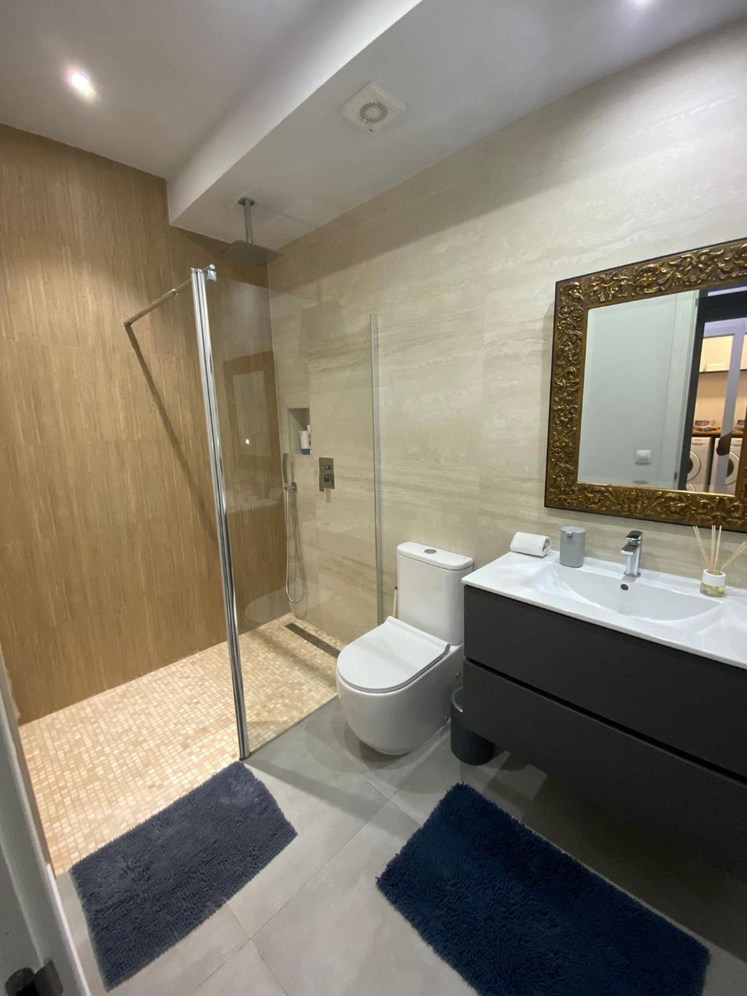 Апартаменты New! Renovated, Centrally Located, Private Entrance, Terrace Валенсия Экстерьер фото